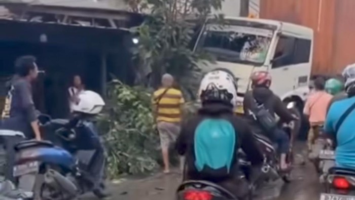 Truk kontainer menyeruduk rumah warga di Jakut.