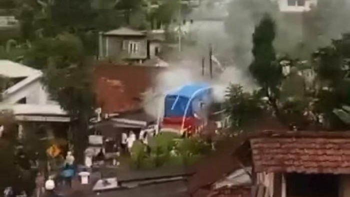 Truk sound karnaval di Pasuruan keluarkan asap tebal