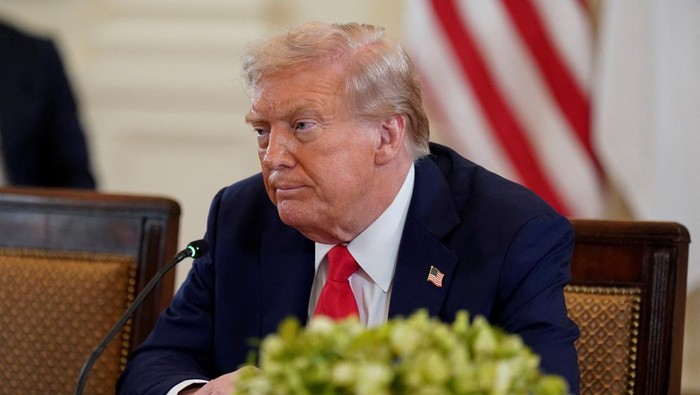 U.S. President Donald Trump listens during a meeting with Ukrainian President Volodymyr Zelenskiy (not pictured) and European leaders amid negotiations to end the Russian war in Ukraine, at the White House in Washington, D.C., U.S., August 18, 2025. REUTERS/Alexander Drago