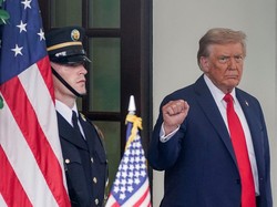 Ada Tanda Putih Aneh di Tangan Trump, Netizen Heboh