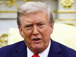 Trump Siapkan Departemen Perang ke Chicago, Gubernur Illinois Meradang