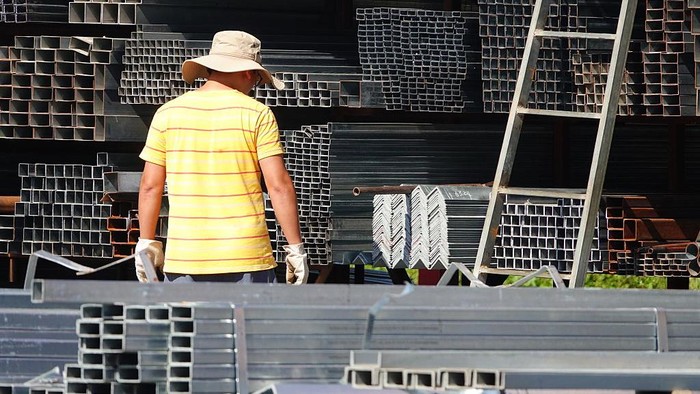 Presiden AS Donald Trump memperluas tarif impor baja dan aluminium hingga 407 kategori produk. Kebijakan ini diprediksi menambah tekanan inflasi.