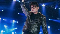 Uan Juicy Luicy bahkan sempat mendapat omongan yang menyakitkan dari ibunya dan ditawari jadi Dishub. Tahun ketujuh ngeband terus kayak di titik gue pulang subuh habis minum-minum sama anak band yang lain. Terus nyokap bilang kamu main band gak maju-maju, terus sudah sana masuk Dishub ada teman mama tinggal masuk. Wah itu sudah nyerah itu, tuturnya. (Foto: dok Instagram uan.kaisar)