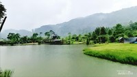 Pemandangan Danau Cisadon, dengan warung milik pengelola di ujung sana.