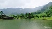 Pemandangan Danau Cisadon, dengan warung milik pengelola di sebelah kiri foto.