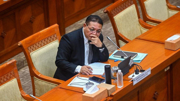 Calon tunggal Hakim Konstitusi Inosentius Samsul mengikuti uji kelayakan dan kepatutan atau fit and proper test di Komisi III DPR, Kompleks Parlemen, Senayan, Jakarta, Rabu (20/8/2025).