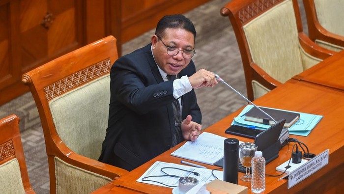 Calon tunggal Hakim Konstitusi Inosentius Samsul mengikuti uji kelayakan dan kepatutan atau fit and proper test di Komisi III DPR, Kompleks Parlemen, Senayan, Jakarta, Rabu (20/8/2025).