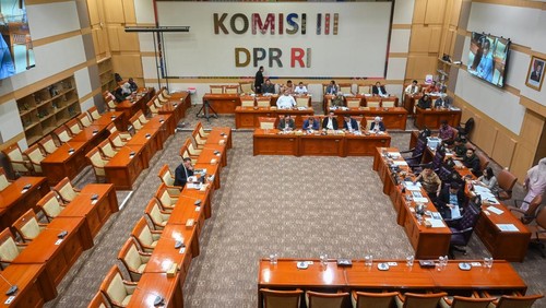 Calon tunggal Hakim Konstitusi Inosentius Samsul mengikuti uji kelayakan dan kepatutan atau fit and proper test di Komisi III DPR, Kompleks Parlemen, Senayan, Jakarta, Rabu (20/8/2025).