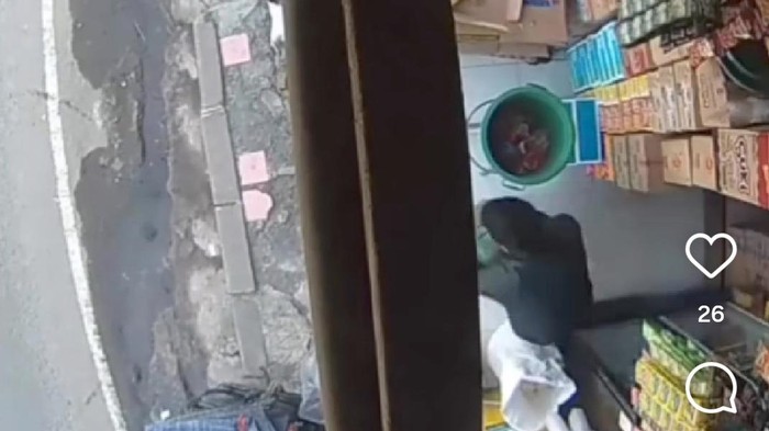 Aksi pencurian di toko kelontong kawasan Cikaret, Cibinong, Bogor, Jawa Barat, terekam CCTV. Rekaman pencurian tersebut viral di media sosial.