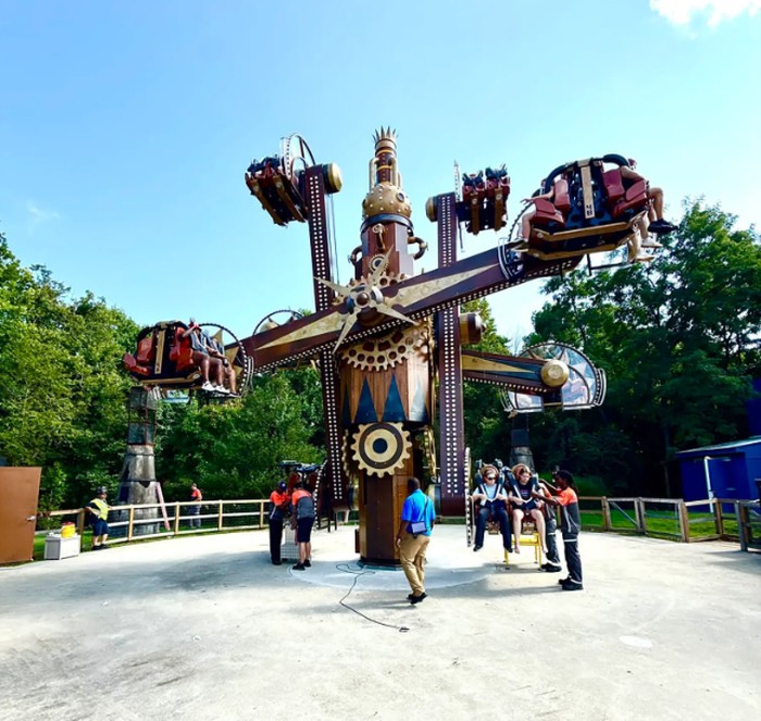 Wahana Six Flags rusak saat beroperasi