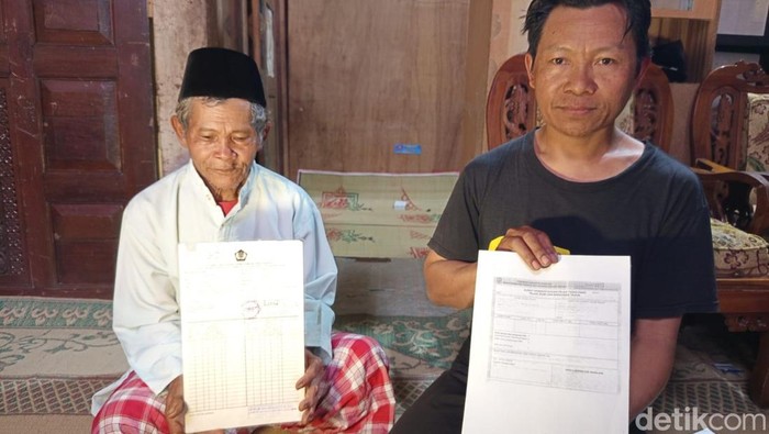 Wajib beserta anaknya, Sawali Muhamat Al Rozin memperlihatkan Letter C yang diterbitkan pada tahun 1986 kepada awak media di rumahnya, Rabu (20/8/2025).