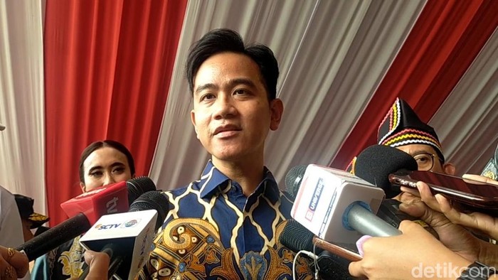 Wakil Presiden Gibran Rakabuming Raka usia menyaksikan Pacu Jalur, di Kuansing, Riau, Rabu (20/8/2025).