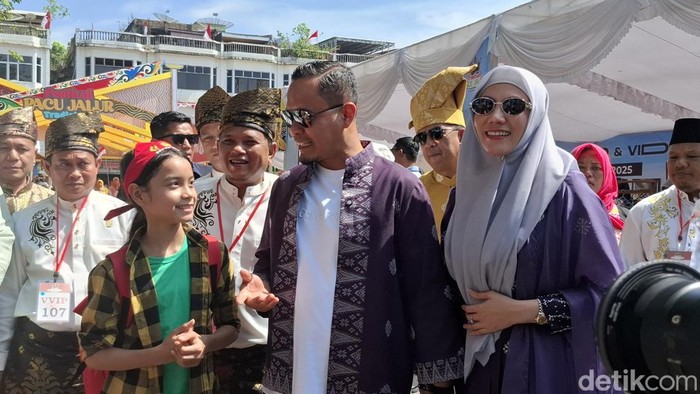 Wali Kota Pekanbaru Agung bersama istri, Hj Sulastri saat menyaksikan Festival Pacu Jalur (Raja Adil/detikcom)