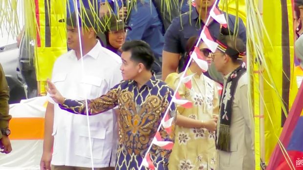 Wapres Gibran Rakabuming Raka flag off Pacu Jalur lalu naik perahu di Sungai Kuantan, Tepian Narosa, Kuansing.
