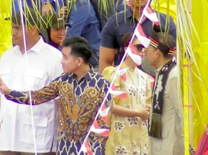 Buka Pawai Pacu Jalur, Wapres Gibran Naik Sampan Hias: Seru!