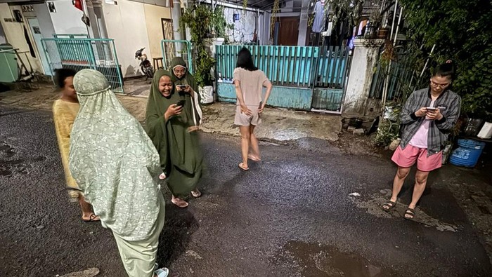 Warga berhamburan keluar rumah saat gempa M 4,9 Bekasi