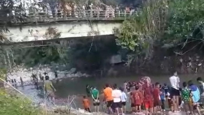 Warga berkerumun di lokasi tenggelamnya 2 bocah wanita di Bulukumba.