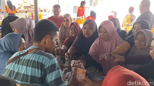 Warga Mataram serbu bawang merah di pasar murah Kekalik Jaya, Sekarbela, Kota Mataram, Rabu (20/8/2025). (Nathea Citra/detikBali)