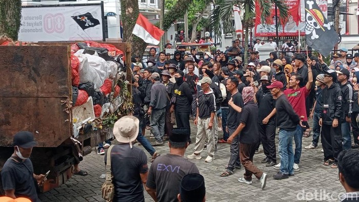 Warga sekitar TPA Bangkonol terus memprotes kerja sama antara Pemkab Pandeglang dan Pemkot Tangerang Selatan soal penampungan sampah. (Aris Rivaldo/detikcom)