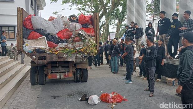Warga sekitar TPA Bangkonol terus memprotes kerja sama antara Pemkab Pandeglang dan Pemkot Tangerang Selatan soal penampungan sampah. (Aris Rivaldo/detikcom)