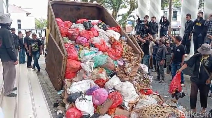 Warga sekitar TPA Bangkonol menumpahkan sampah di kantor Bupati Pandeglang sebagai wujud protes kerja sama antara Pemkab Pandeglang dan Pemkot Tangsel soal penampungan sampah. (Aris Rivaldo/detikcom)