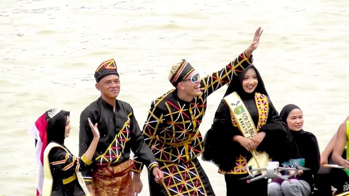 YouTuber Malaysia, Aishar Khalid, ikut meramaikan defile Pacu Jalur, Rabu (20/8/2025).