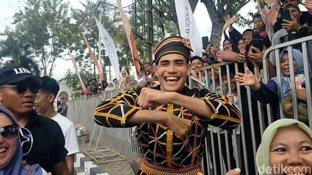 YouTuber Malaysia, Aishar Khalid, ikut meramaikan defile Pacu Jalur.
