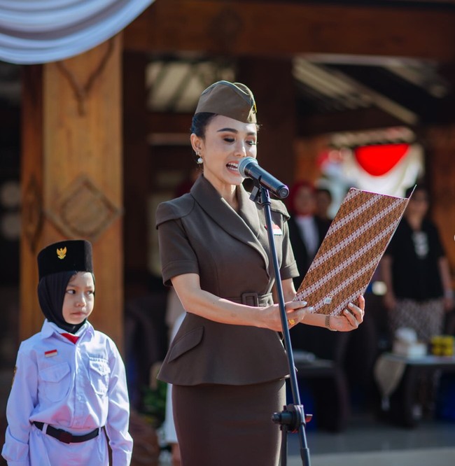 Yuni Shara membagikan momen upacara bendera untuk merayakan HUT RI ke-80 di sekolah PAUD miliknya, PAUD Cahaya Permata Abadi. Di upacara tersebut Yuni berperan sebagai inspektur upacara. Foto: Instagram/@yunishara36