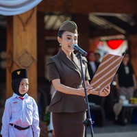 8 Foto Yuni Shara Jadi Inspektur Upacara HUT RI, Tampil Memikat Serba Coklat