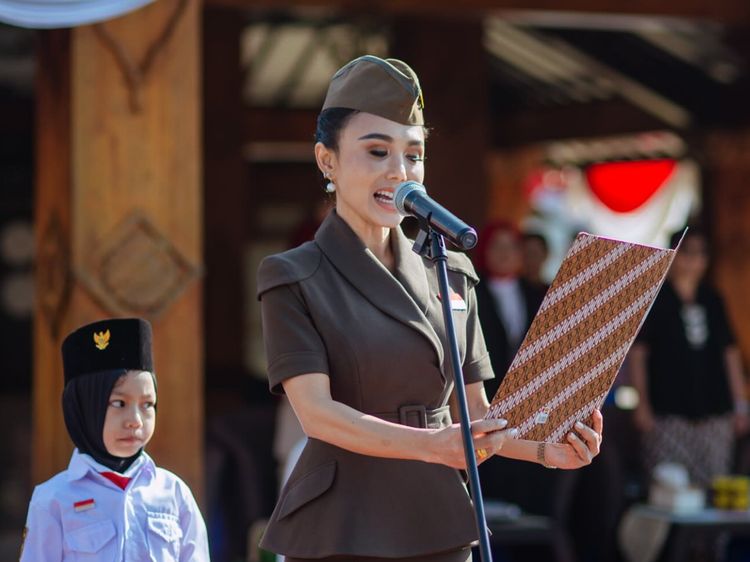 8 Foto Yuni Shara Jadi Inspektur Upacara HUT RI, Tampil Memikat Serba Coklat