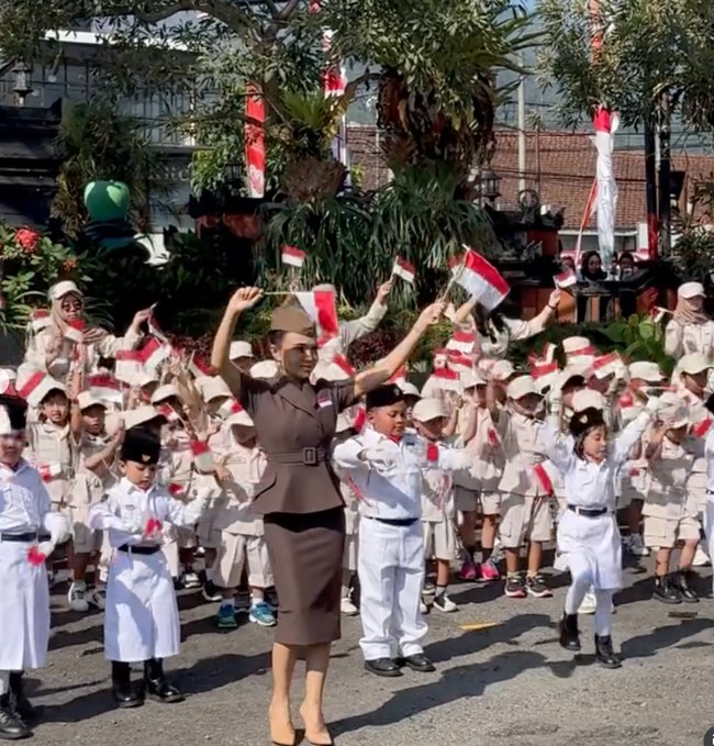 Wanita 53 tahun itu tampil serba coklat dengan mengenakan seragam formal berpotongan tegas di bagian bahu dan kerah. Ia kemudian memadukannya dengan rok pensil yang panjangnya selutut. Pakaian tersebut dilengkapi dengan ikat pinggang yang memberi kesan ramping dan rapi. Foto: Instagram/@yunishara36