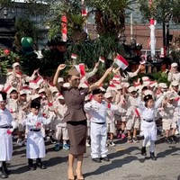 Wanita 53 tahun itu tampil serba coklat dengan mengenakan seragam formal berpotongan tegas di bagian bahu dan kerah. Ia kemudian memadukannya dengan rok pensil yang panjangnya selutut. Pakaian tersebut dilengkapi dengan ikat pinggang yang memberi kesan ramping dan rapi. Foto: Instagram/@yunishara36