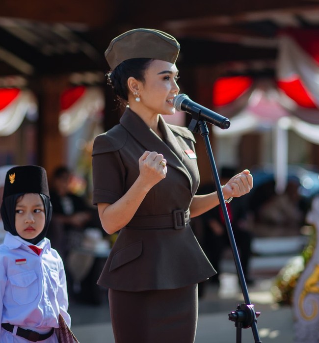 Melengkapi penampilannya Yuni juga mengenakan topi berwarna senada yang memberikan kesan formal dan nasionalis. Untuk menambah sentuhan elegan, Yuni mengenakan anting, cincin, serta jam tangan. Foto: Instagram/@yunishara36