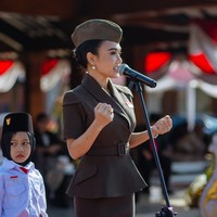 Melengkapi penampilannya Yuni juga mengenakan topi berwarna senada yang memberikan kesan formal dan nasionalis. Untuk menambah sentuhan elegan, Yuni mengenakan anting, cincin, serta jam tangan. Foto: Instagram/@yunishara36