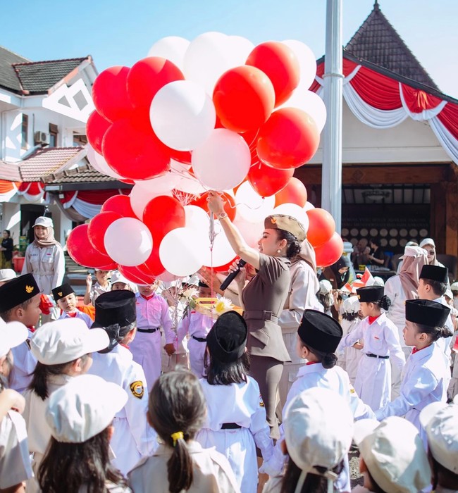 Yuni juga melakukan pelepasan balon merah-putih untuk merayakan ulang tahun RI. Terlihat Yuni yang berada di tengah, dikelilingi para murid sekolahnya. Foto: Instagram/@yunishara36