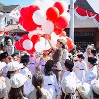 Yuni juga melakukan pelepasan balon merah-putih untuk merayakan ulang tahun RI. Terlihat Yuni yang berada di tengah, dikelilingi para murid sekolahnya. Foto: Instagram/@yunishara36