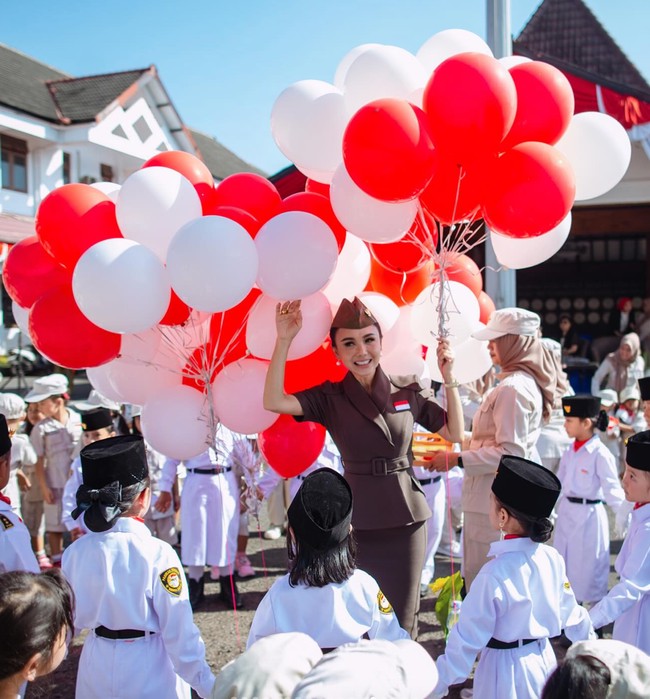 Para murid pun terlihat kompak kenakan busana serba putih untuk para paskibra, dan seragam coklat muda untuk murid-murid lain yang menjadi peserta upacara. Foto: Instagram/@yunishara36