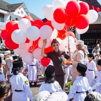 Para murid pun terlihat kompak kenakan busana serba putih untuk para paskibra, dan seragam coklat muda untuk murid-murid lain yang menjadi peserta upacara. Foto: Instagram/@yunishara36