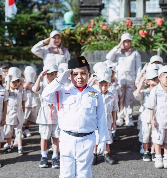 Meski para murid di sekolah Yuni masih kecil, namun mereka tampak antusias dan mengikuti jalannya upacara dengan serius. Foto: Instagram/@yunishara36