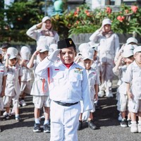 Meski para murid di sekolah Yuni masih kecil, namun mereka tampak antusias dan mengikuti jalannya upacara dengan serius. Foto: Instagram/@yunishara36