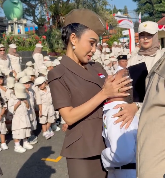 Yuni pun sempat terlihat ikut membantu menenangkan salah satu murid sekolahnya yang menangis karena pusing. Dengan sabar, Yuni memeluk dan membantu menjelaskan kepada muridnya tersebut agar berhenti menangis, membuat aura keibuannya semakin terpancar. Foto: Instagram/@yunishara36