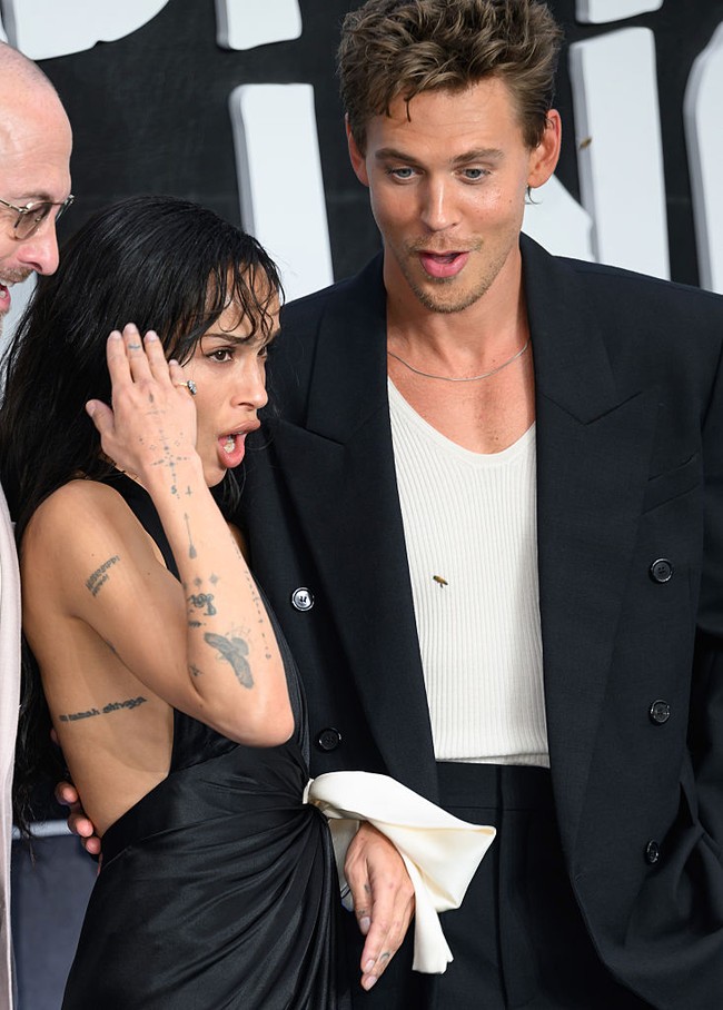 Ini bukan pertama kalinya Butler menghadapi situasi serupa. Pada Mei lalu, ia juga tampak melindungi Emma Stone dari seekor lebah saat pemutaran perdana film ‘Eddington’ di Festival Film Cannes. Kala itu, Stone bahkan sempat menunduk ketakutan sementara Butler mencoba mengusir lebah dengan hembusan napasnya. (Foto: Karwai Tang/WireImage)