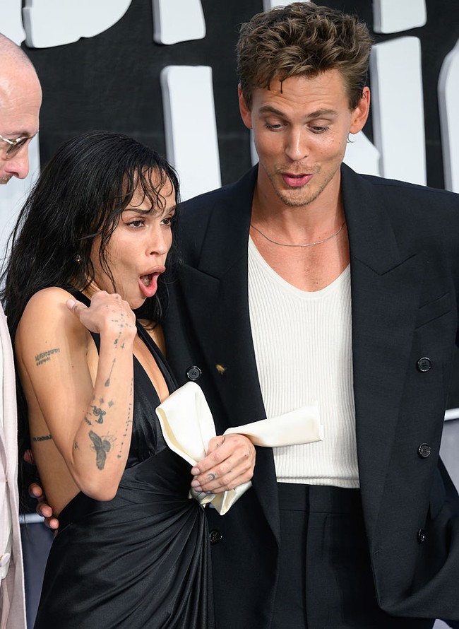 Saat mereka berpose di hadapan kerumunan fotografer, terjadi sebuah kejadian tak terduga. Seekor lebah tiba-tiba mendekati wajah Kravitz, membuat sang aktris panik. (Foto: Karwai Tang/WireImage)