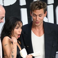 Saat mereka berpose di hadapan kerumunan fotografer, terjadi sebuah kejadian tak terduga. Seekor lebah tiba-tiba mendekati wajah Kravitz, membuat sang aktris panik. (Foto: Karwai Tang/WireImage)