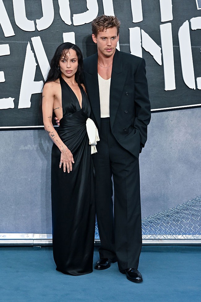 Zoe Kravitz dan Austin Butler menghadiri premier film terbaru mereka, ‘Caught Stealing’, di London, Inggris, pada Selasa (19/8/2025). Keduanya pun kompak memberikan gaya maksimal dalam balutan busana hitam dengan aksen putih dari koleksi Yves Saint Laurent. (Foto: Nicky J Sims/Getty Images)
