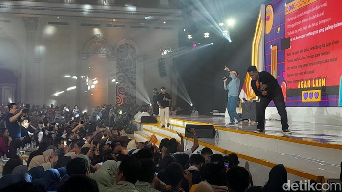 Agak Laen nyanyi bareng peserta di LPS Financial Festival Medan di hari kedua. (Nizar Aldi/detikSumut)