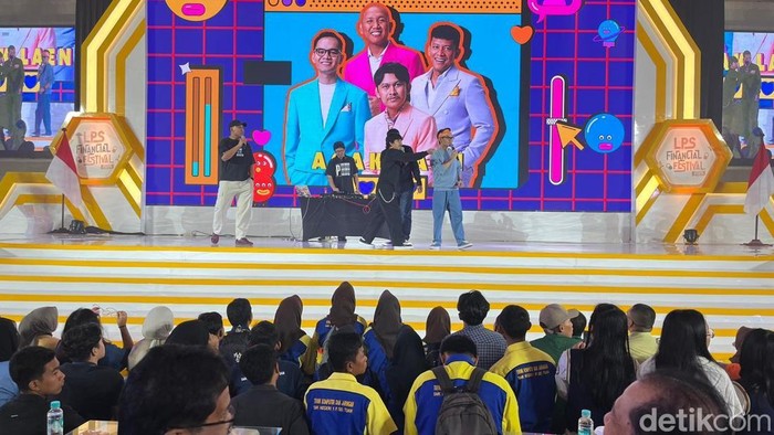 Agak Laen saat bwrkaraoke bareng peserta LPS Financial Festival. (Finta Rahyuni/detikSumut)
