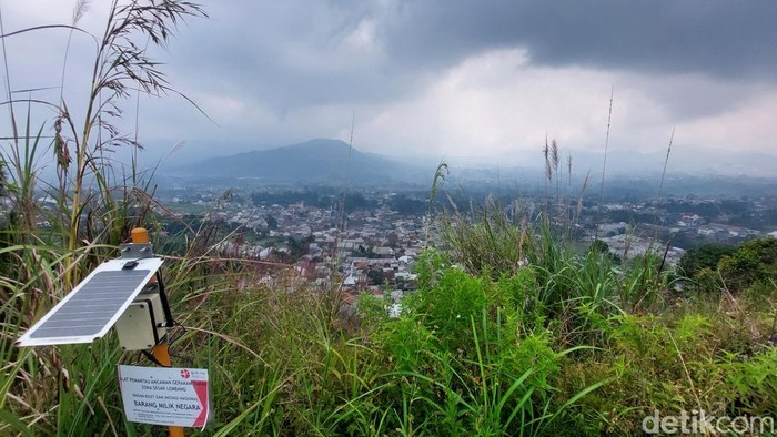 Alat Pemantau Ancaman Gerakan Tanah Zona Sesar Lembang Milik BRIN di atas Gunung Batu Lembang