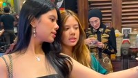 Almira Yudhoyono mendapat kejutan ulang tahun ke-17 dengan merayakannya di rumah Ahmad Dhani. Almira juga bertemu dengan Safeea Ahmad, putri Ahmad Dhani dan Mulan Jameela. Ini keakraban dua remaja perempuan ini saat bertemu. Foto: Instagram @annisayudhoyono