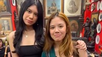 Almira dan Safeea kerap disebut mirip. Ketika bertemu, Almira dan Safeea asyik mengabadikan momen pertemuan ini dengan foto hingga membuat video bersama. Foto: Instagram @annisayudhoyono
